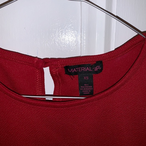 Red crop top size XS (but can also fit a small) - Picture 3 of 3
